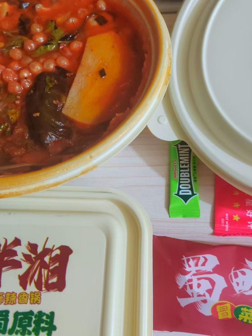 我这算“偷”吃外卖吗？
中午外卖小哥把餐放在我家门口鞋柜上，我一看，不是我的。地