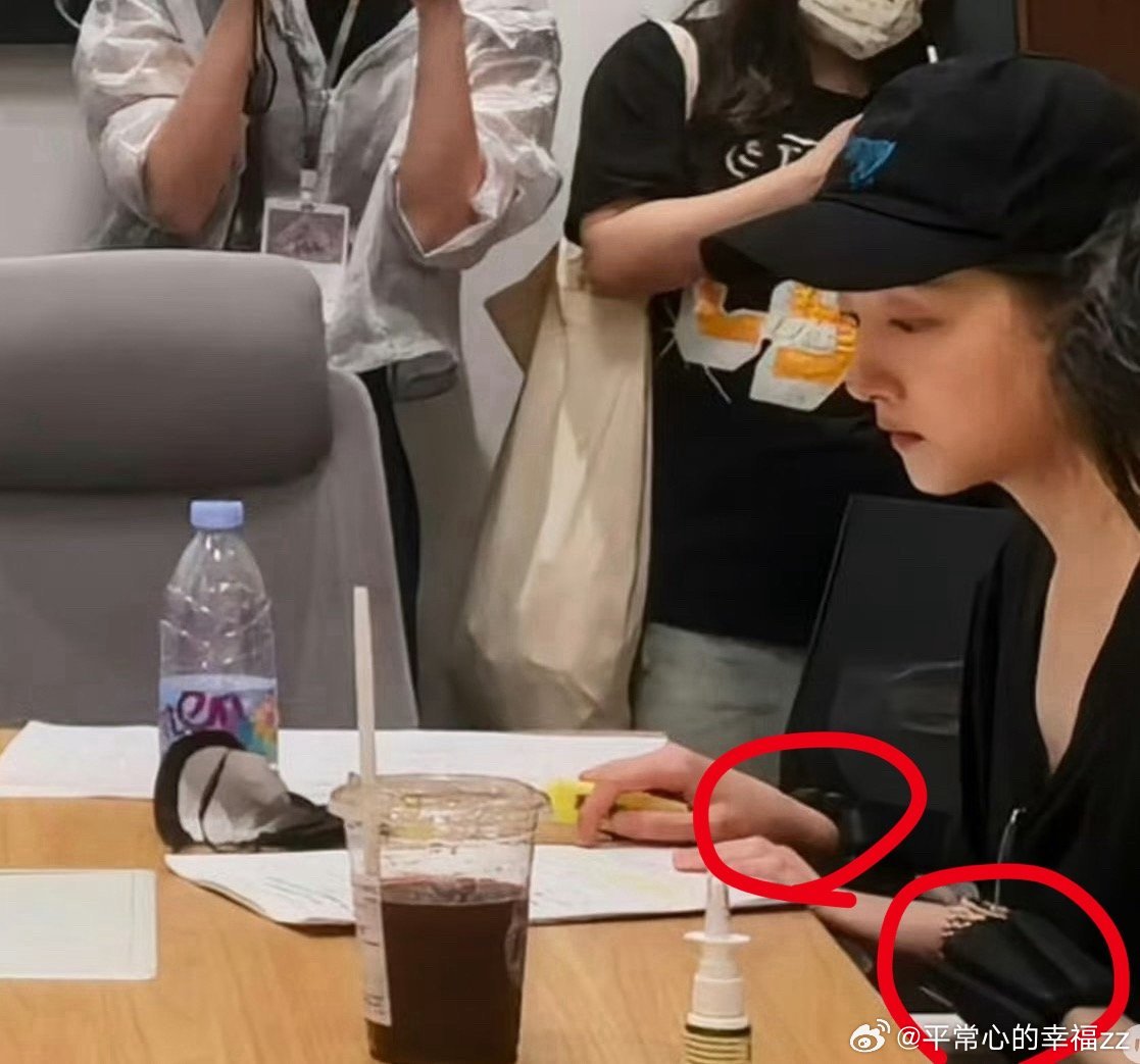 关晓彤戴负重手环热点观点﻿ 关晓彤戴负重手环上白玉兰：比你美的人，比你还努力6月