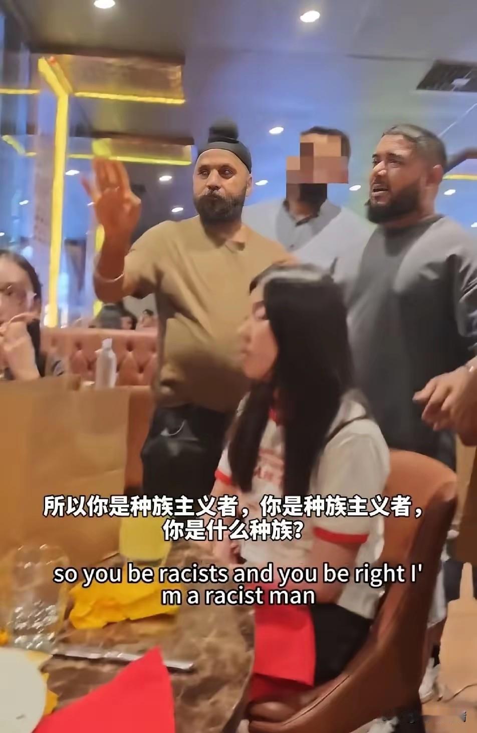 男子和几位女生在国外旅游，
进入了一家印度餐馆，
几人正在有说有笑的吃饭，
突然