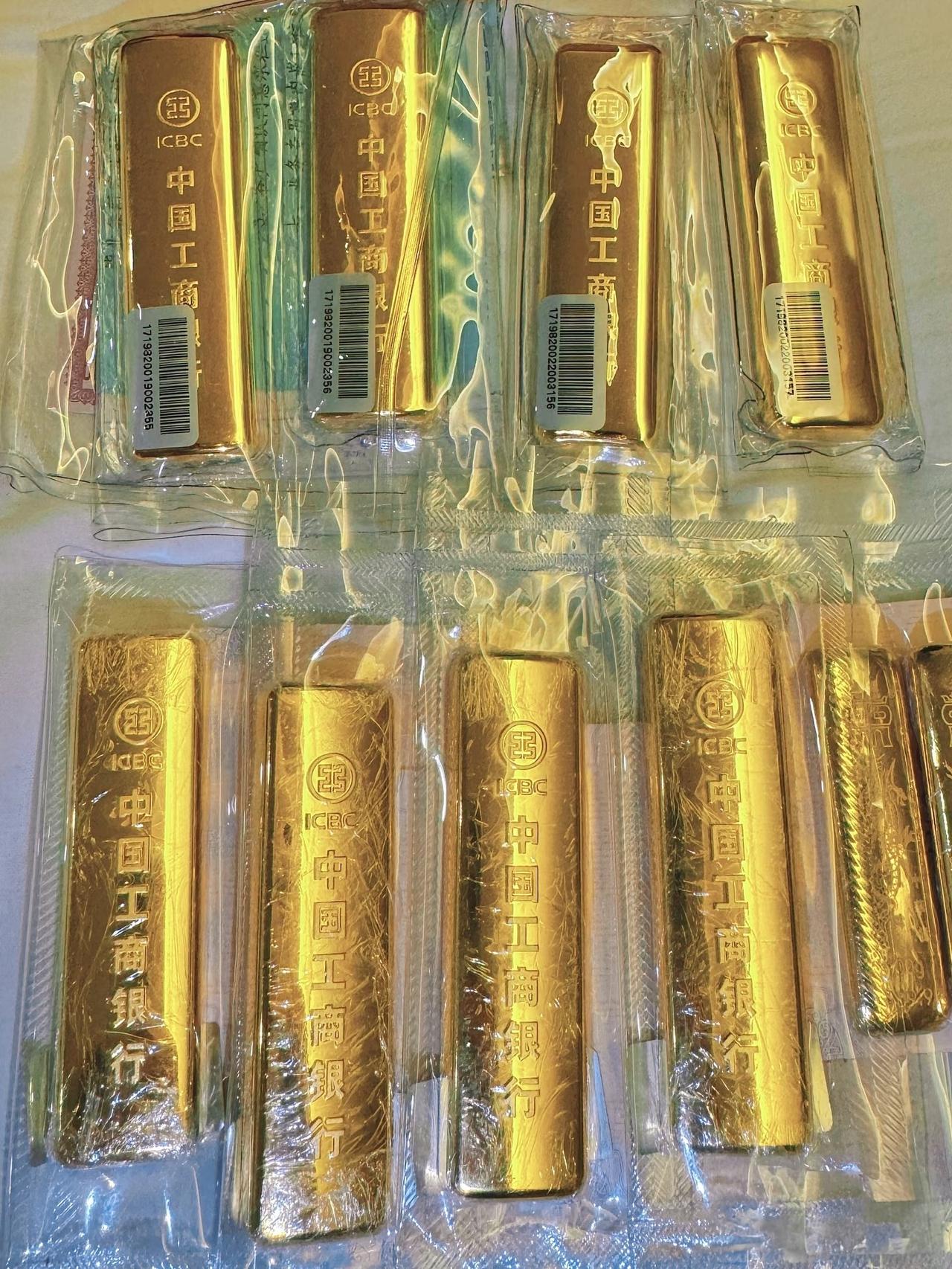 一觉醒来金价又失控了
手里有黄金的要睡不着了
不是黄金要爆跌，而是今天
黄金爆涨