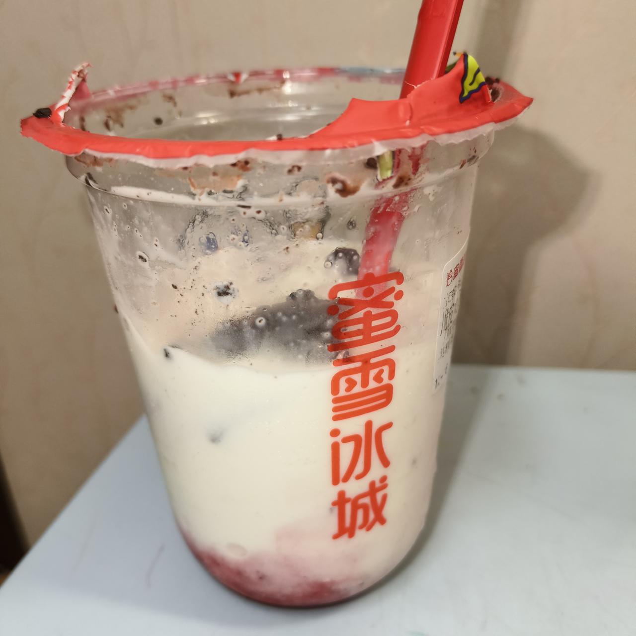 暖气太热，急需一杯蜜雪冰城的冰淇淋。
特别好奇一个问题:
“冰淇淋”和“冰激凌”