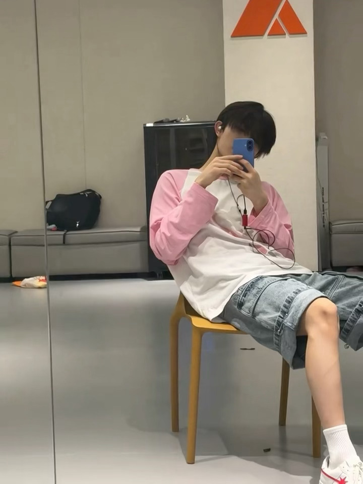 女孩你好高冷…就这样穿的粉粉的故意露着腿钓我吧😢 