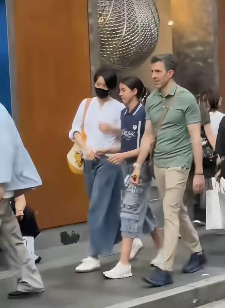 梁咏琪一家三口逛街，11岁女儿Sofia身高直逼妈妈，以后无疑是为高挑混血美女，