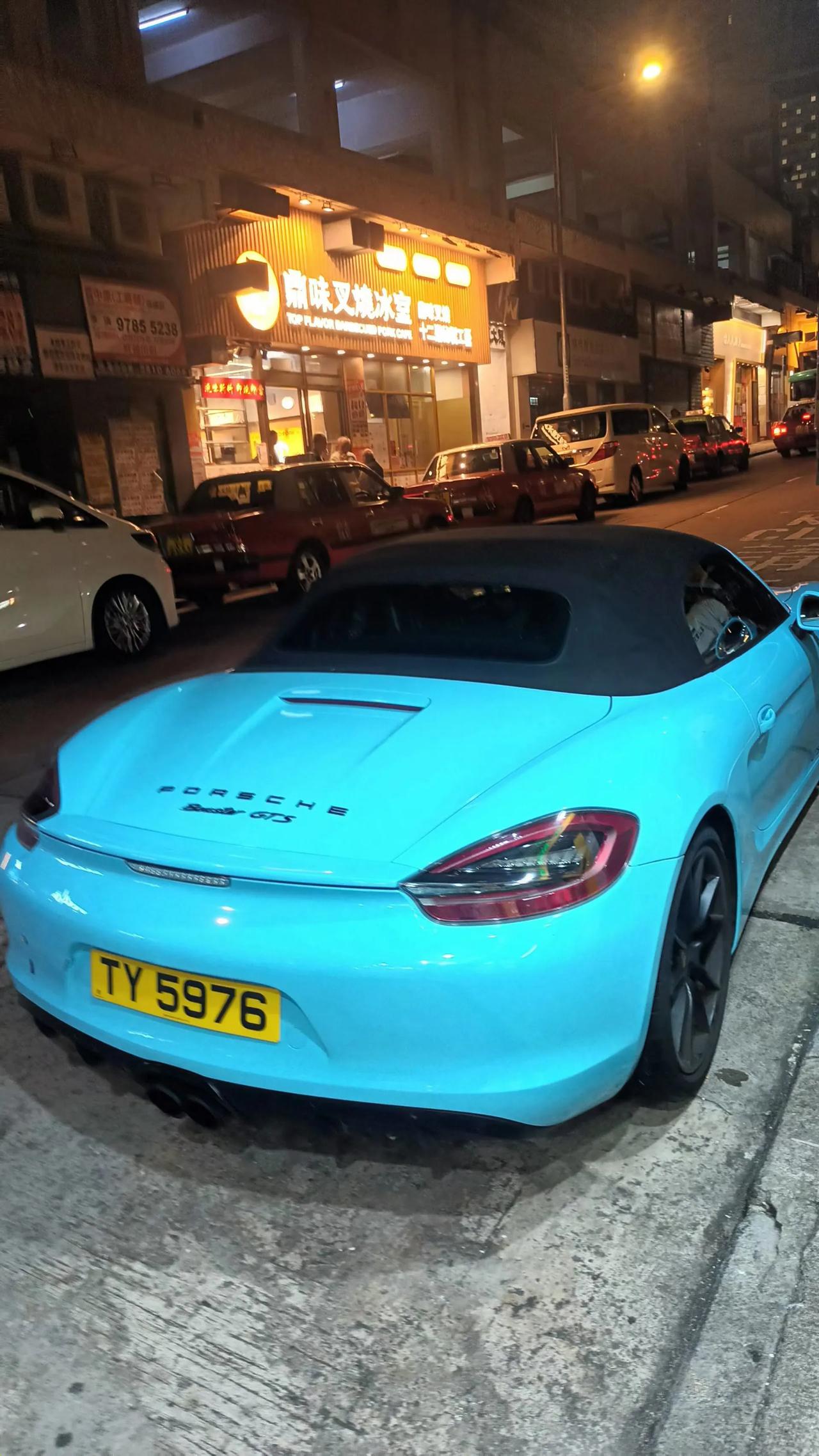 触目名车的地方。傍晚下楼走一遭，随拍多种类入镜，这里是全球名车数量名列前茅的城市