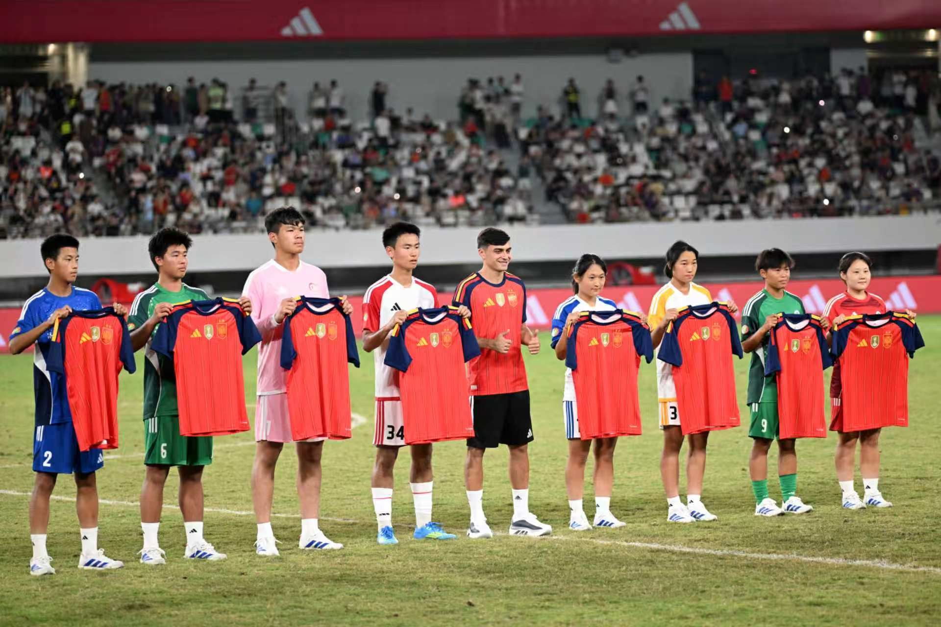 佩德里赴约最燃高中生足球联赛 亚马尔、佩德里先后空降中国🇨🇳这个夏天，苏州体