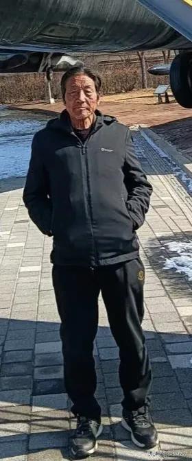 俺叔
俺叔常留大背头
他的名叫白石头
家住渭南村里头
老人窝窝当领头
俺叔讲话水