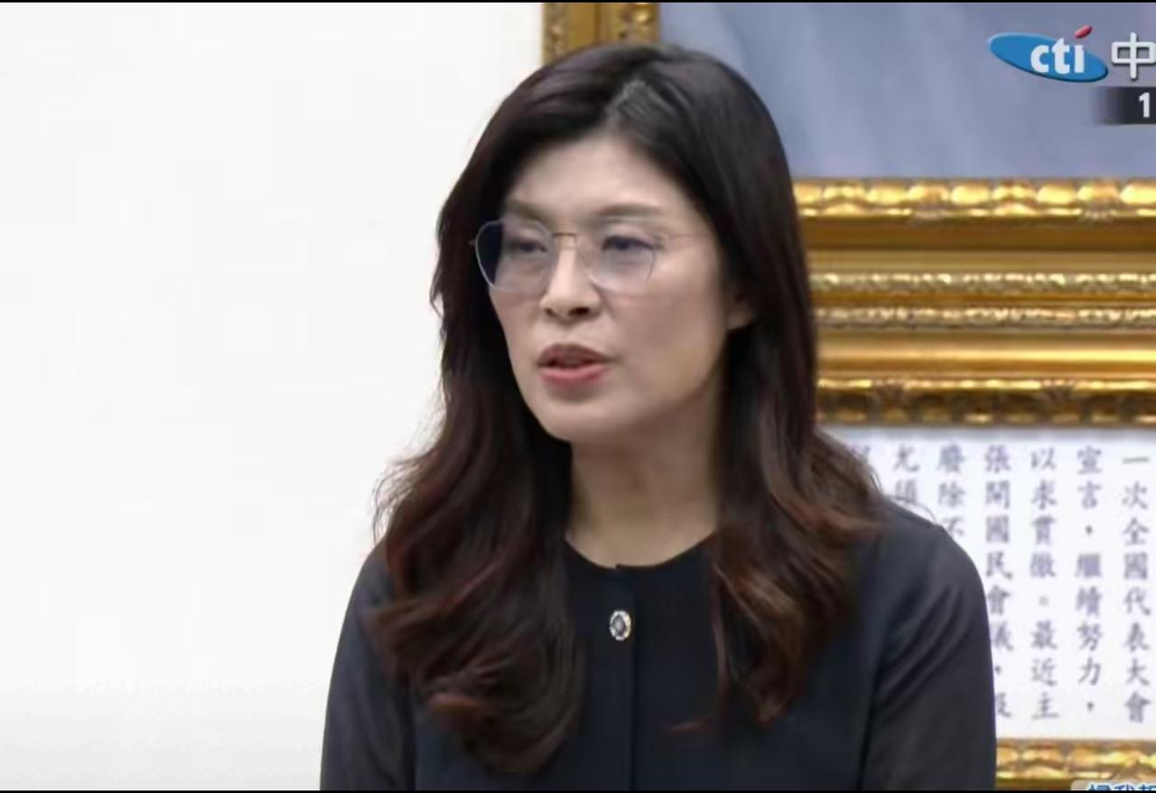 郑丽文在11月12日召开的国民党“中常会”上宣布了一个非常重要的决定，表示自己要