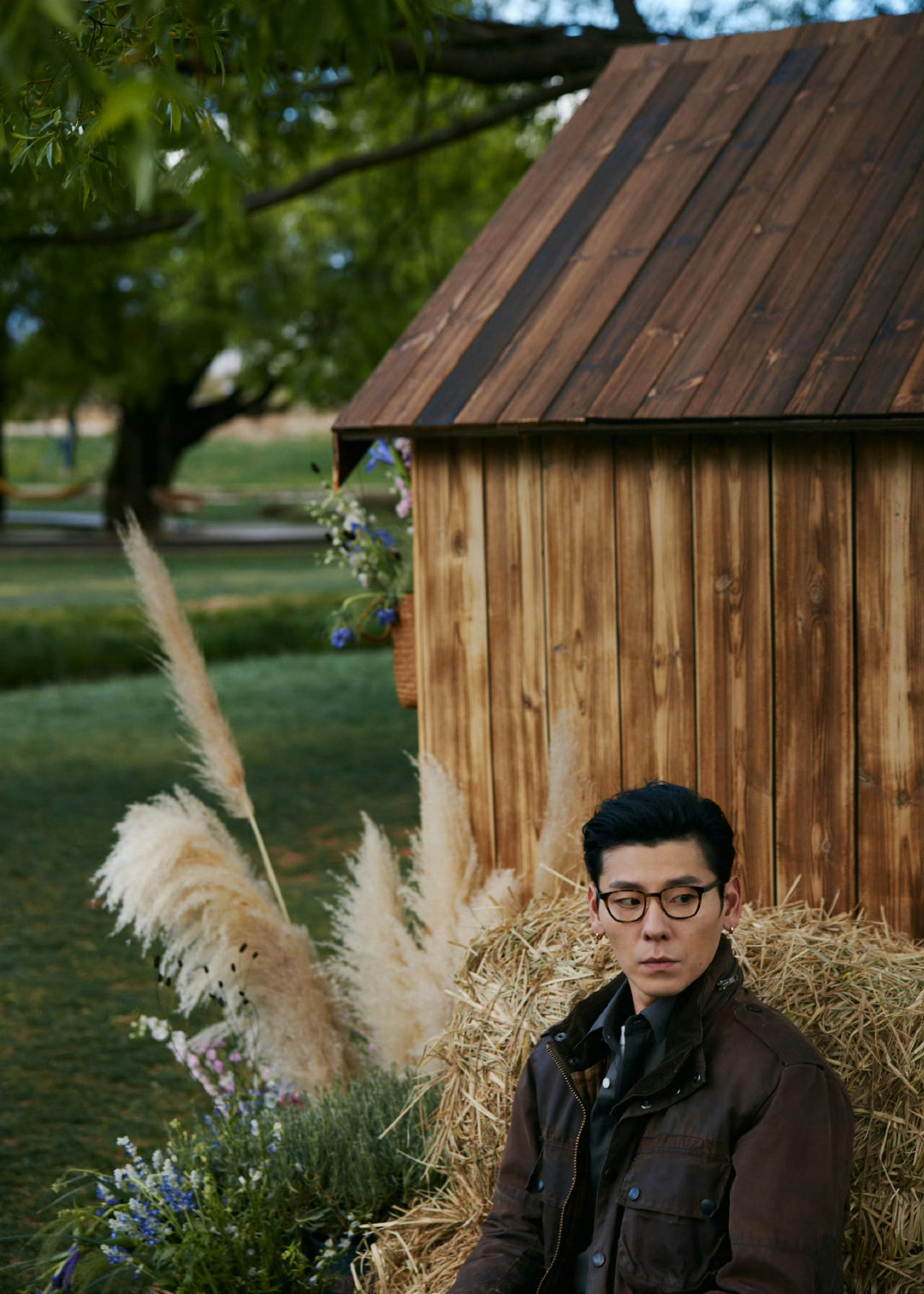 蒋奇明公路片男主 蒋奇明电影感路透 蒋奇明的气质里有种难得的“未完成感”，像正在