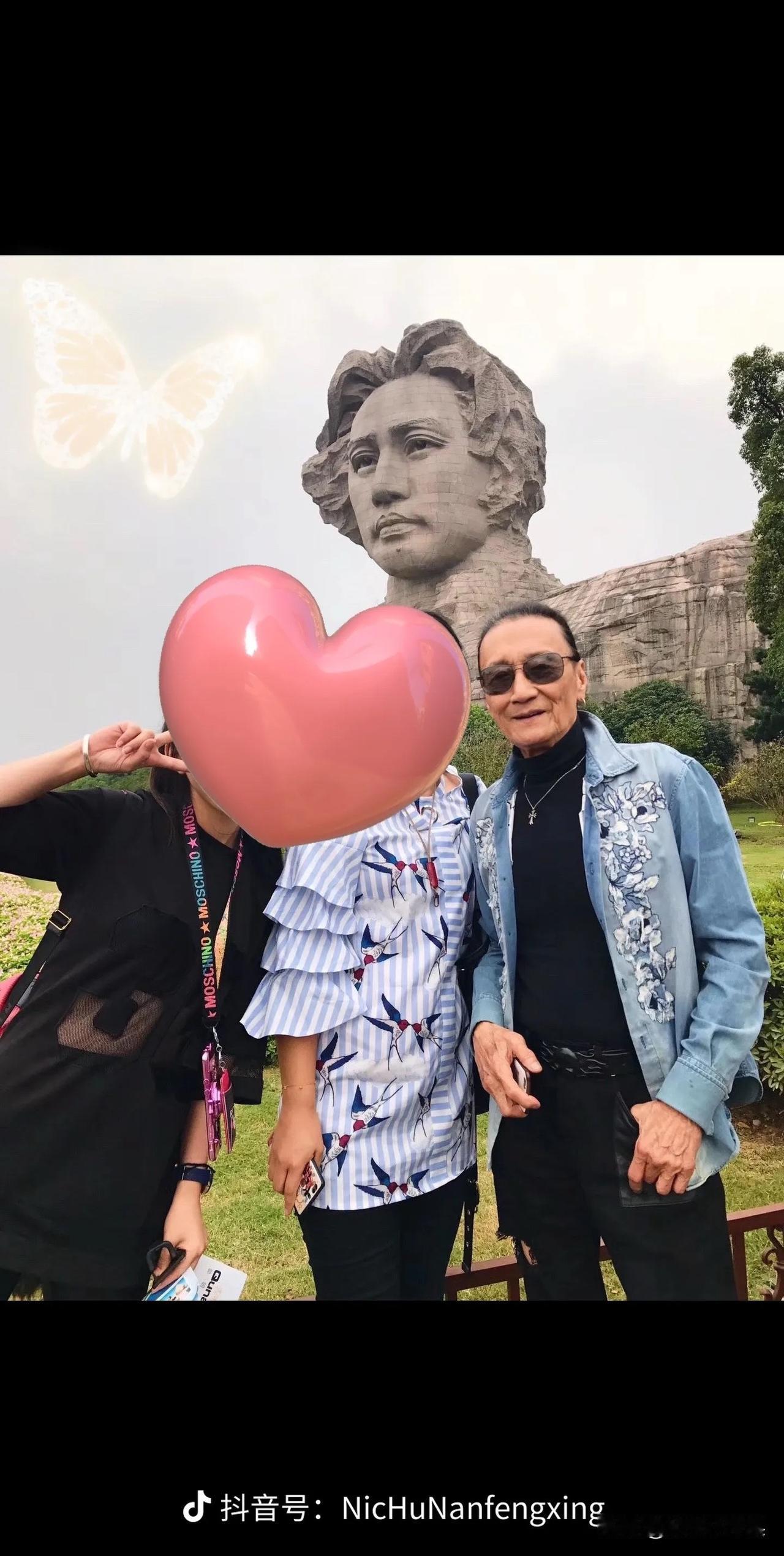 谢贤说：“毛主席是我的偶像，我这辈子很少崇拜别人，毛主席是个伟人，我很崇拜他。”