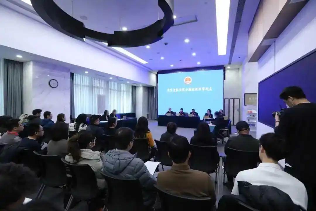 这保险公司，真是“玩不起”！北京90后女孩，眼看外婆和母亲接连患癌，自己也怕了，