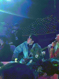 头哥的嘴角好荡漾啊，咪咪笑的样子好像看着烟花在想着什么。
今晚海口的烟花，大老远