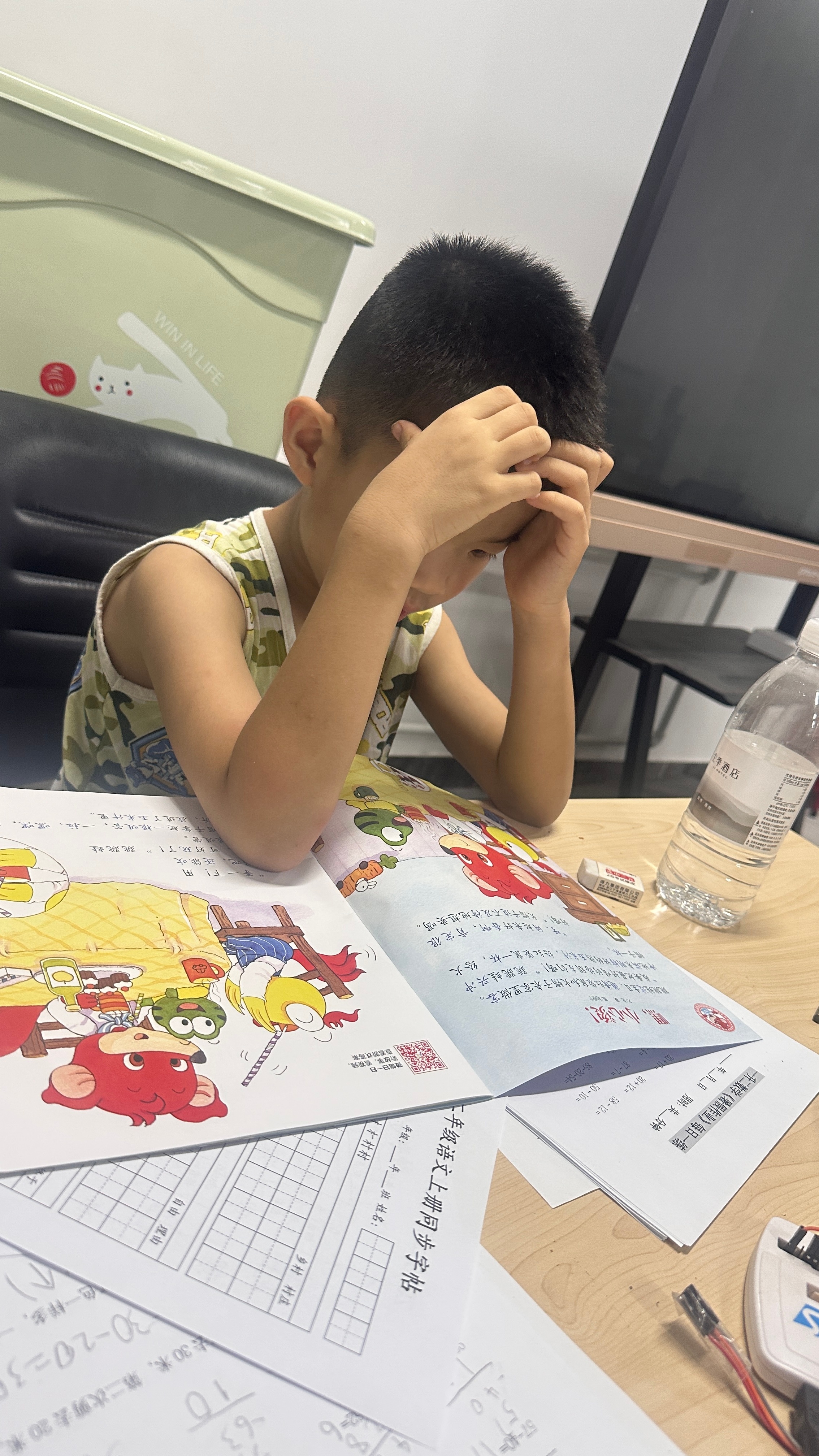 和小伙伴嗨玩了几天作业也还该补一补了，毕竟快开学了我哪也去不成，当监工呢他写了两
