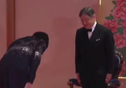 只要一对比便可知分晓？！
高市早苗陪同来访的菲律宾总统和夫人一起同天皇共进国宴，