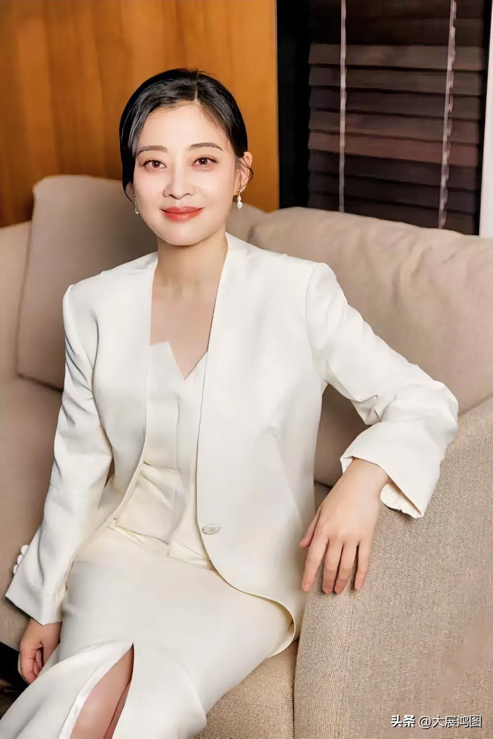 优雅白西装，自信满满，气质满分！💃✨