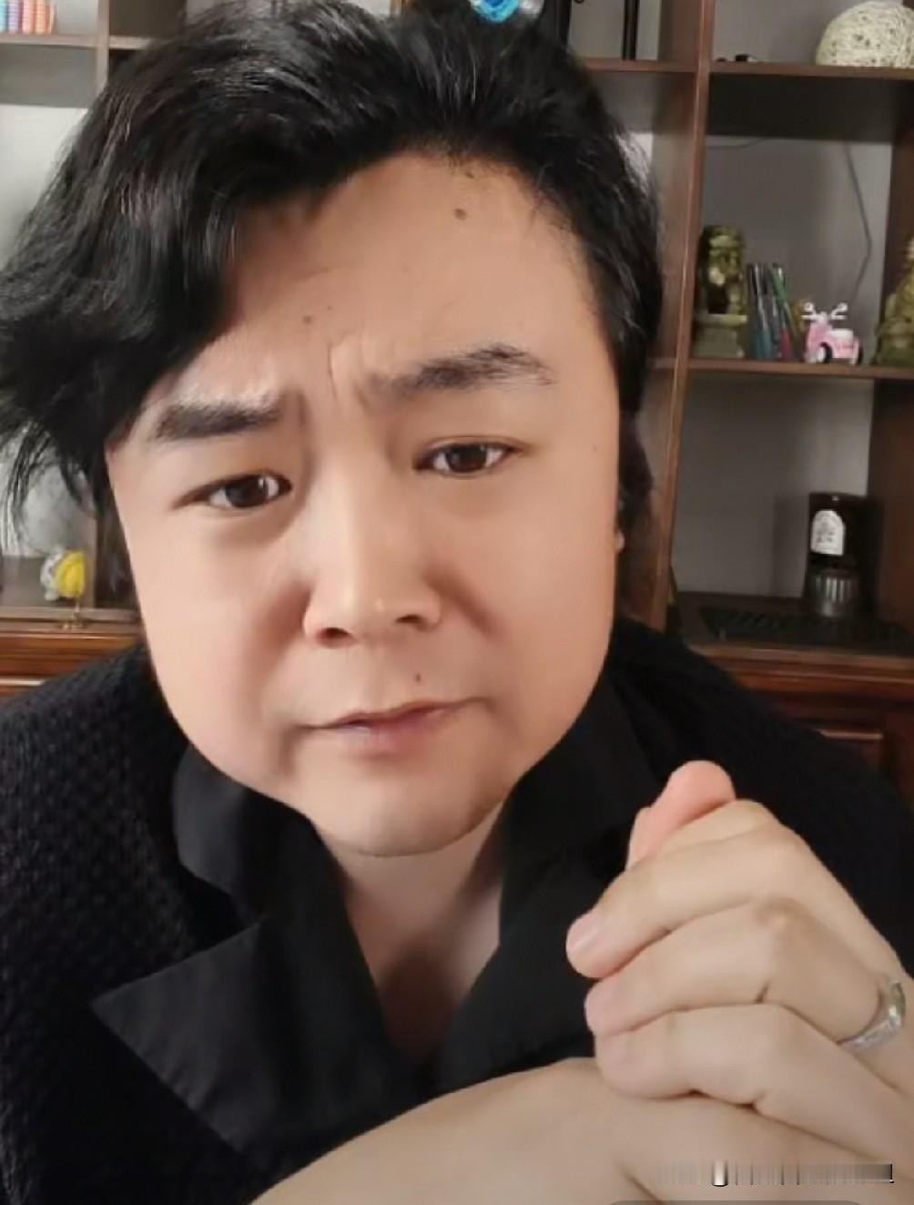 有业内导演评价陈都灵的《翘楚》，像短剧一样没内涵，男女主演技一样的差。

陈都灵