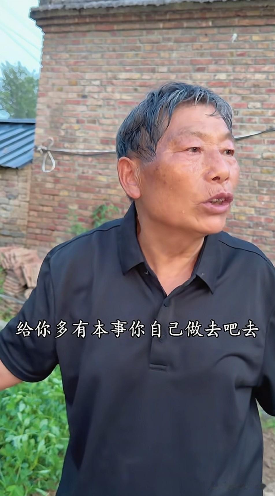 三行懂事的令人心疼，树兰和妮娃吵吵半天不去做饭，三行肚子饿了自己上厨房做饭