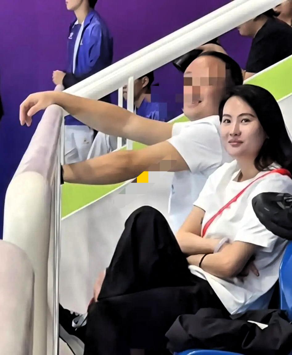 谁懂啊！
全运会跳水赛场最戳人的一幕，
不是全红婵的满分一跳，而是角落里那个温柔