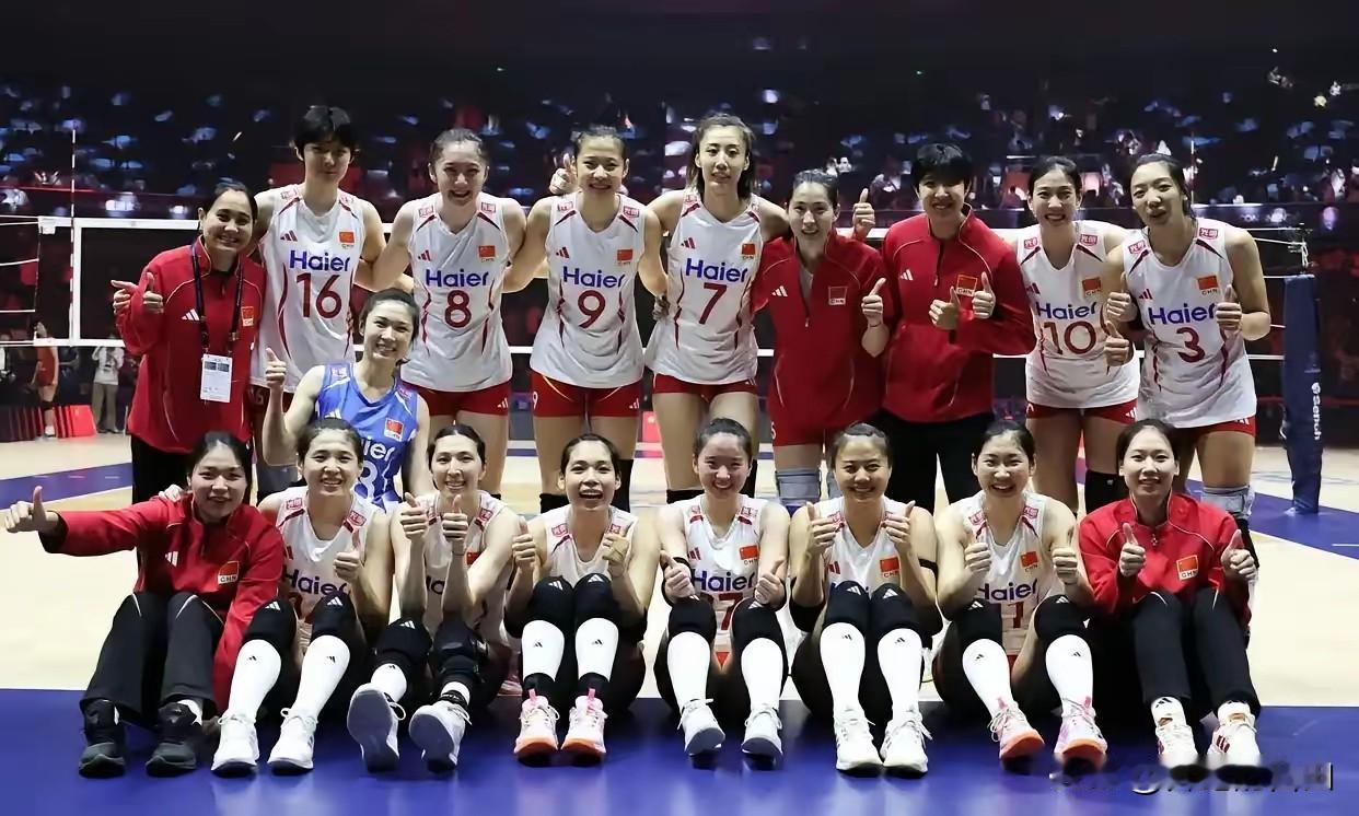 中国女排输得冤吗？
一点儿都不冤！
看泰国队队员，个个虽矮粗胖
但是扣球犀利，势