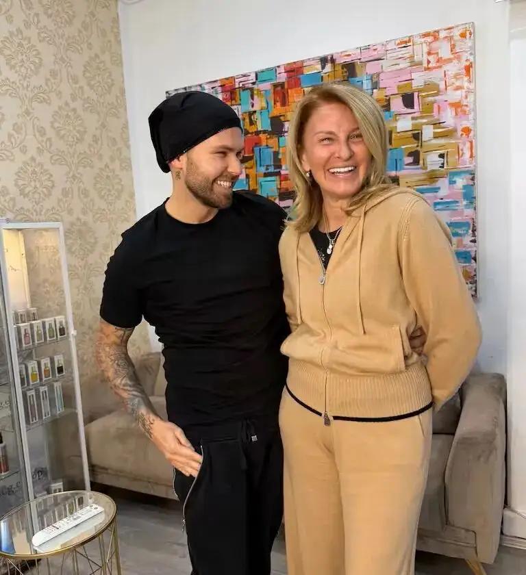 在我看来，德约科维奇比费德勒帅多了，缘于基因好。德约科维奇的父母颜值原本就比费德