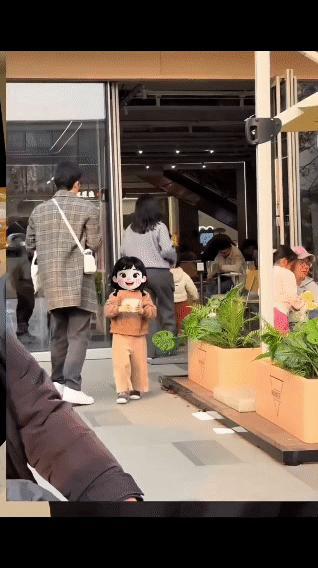 大家常说“小孩能有什么坏心思”，
但是，看看这位小女孩的做法，
事情发生在202