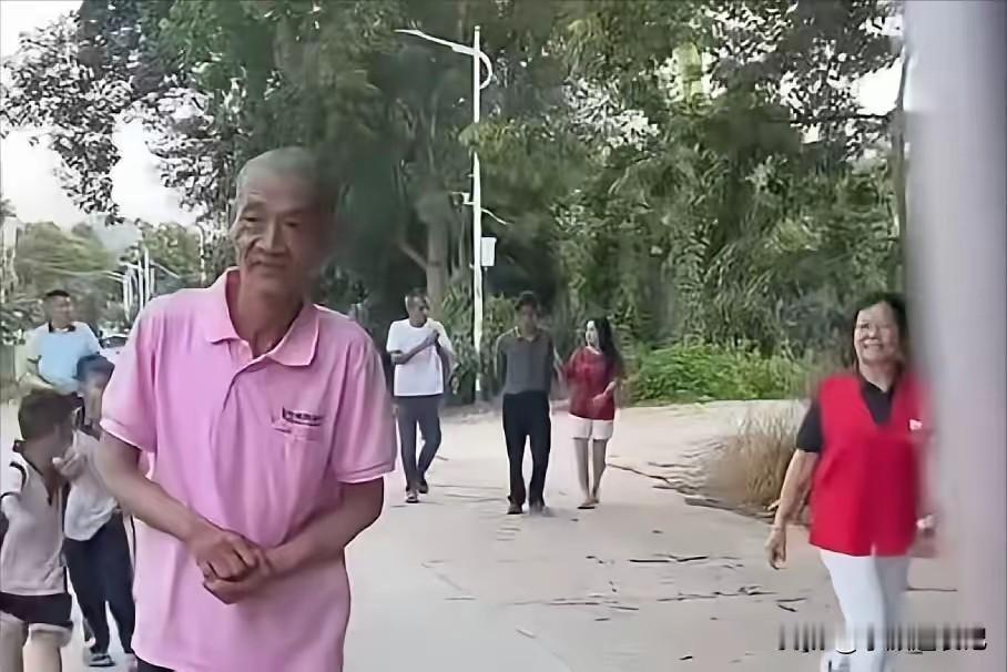 “搬水泥大叔”回到村里的样子大家都没见过，因为一直都是穿着工地上脏兮兮的衣服，一