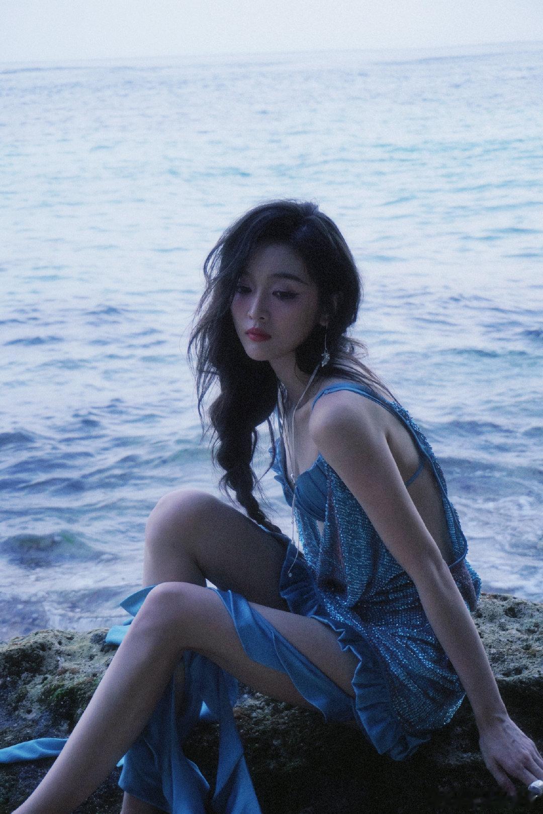 #吴宣仪背沟##吴宣仪深海美人鱼# 这两套造型都好爱！ ​​​