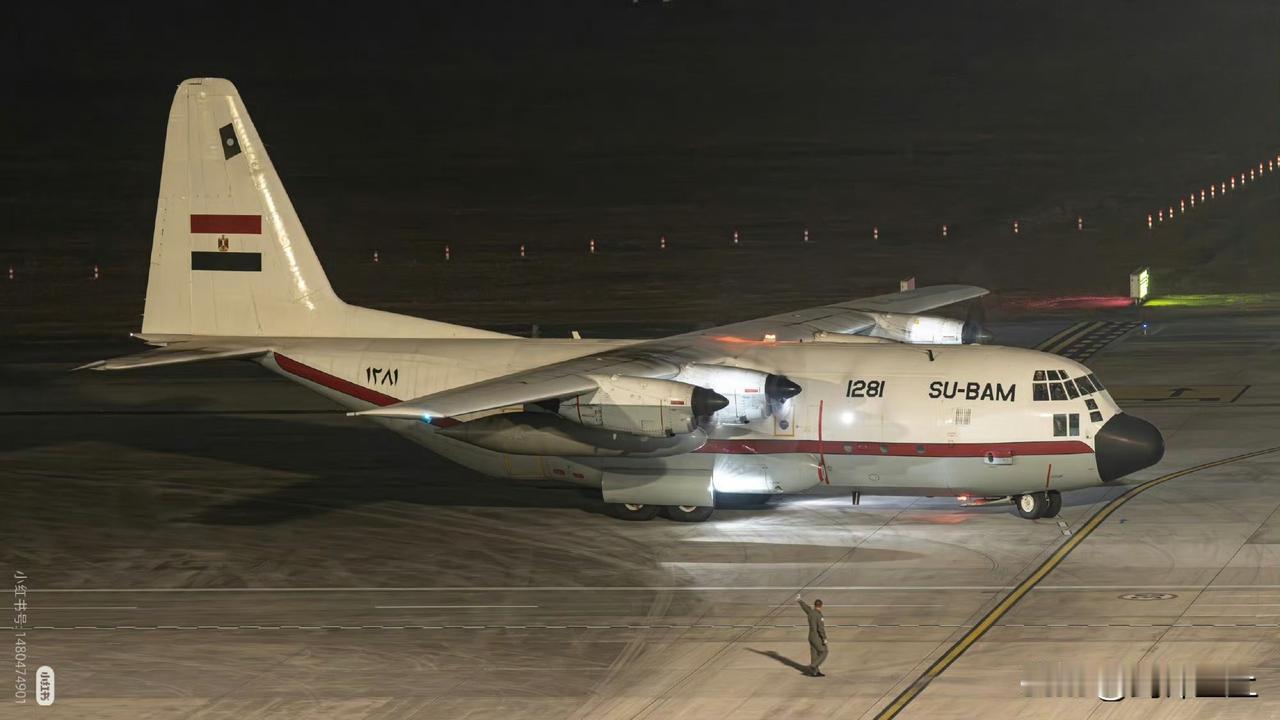 埃及的C130又来成都进货了
这玩意儿太小，航程也不远，还挂了副油箱，这都得中转