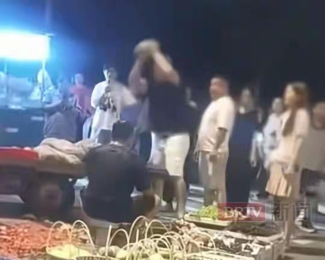 宁波北仑有个水果摊，晚上来了个挑瓜的顾客。摊主嫌顾客下手重，提醒了一句，顾客不爱