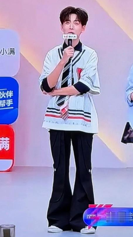 女装虽然完蛋了 但在男装开辟新渠道中谁给小齐穿的这玩意，小溜肩大喇叭的 