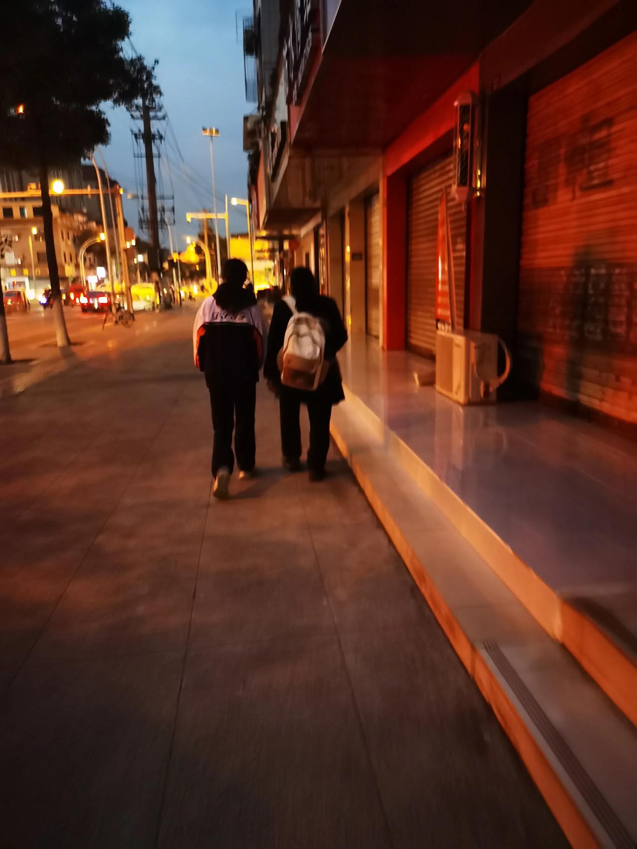 凌晨7点，晚上12点睡觉的孩子，又披着星辉，踏上了奔赴星辰的路。现在的孩子们真辛