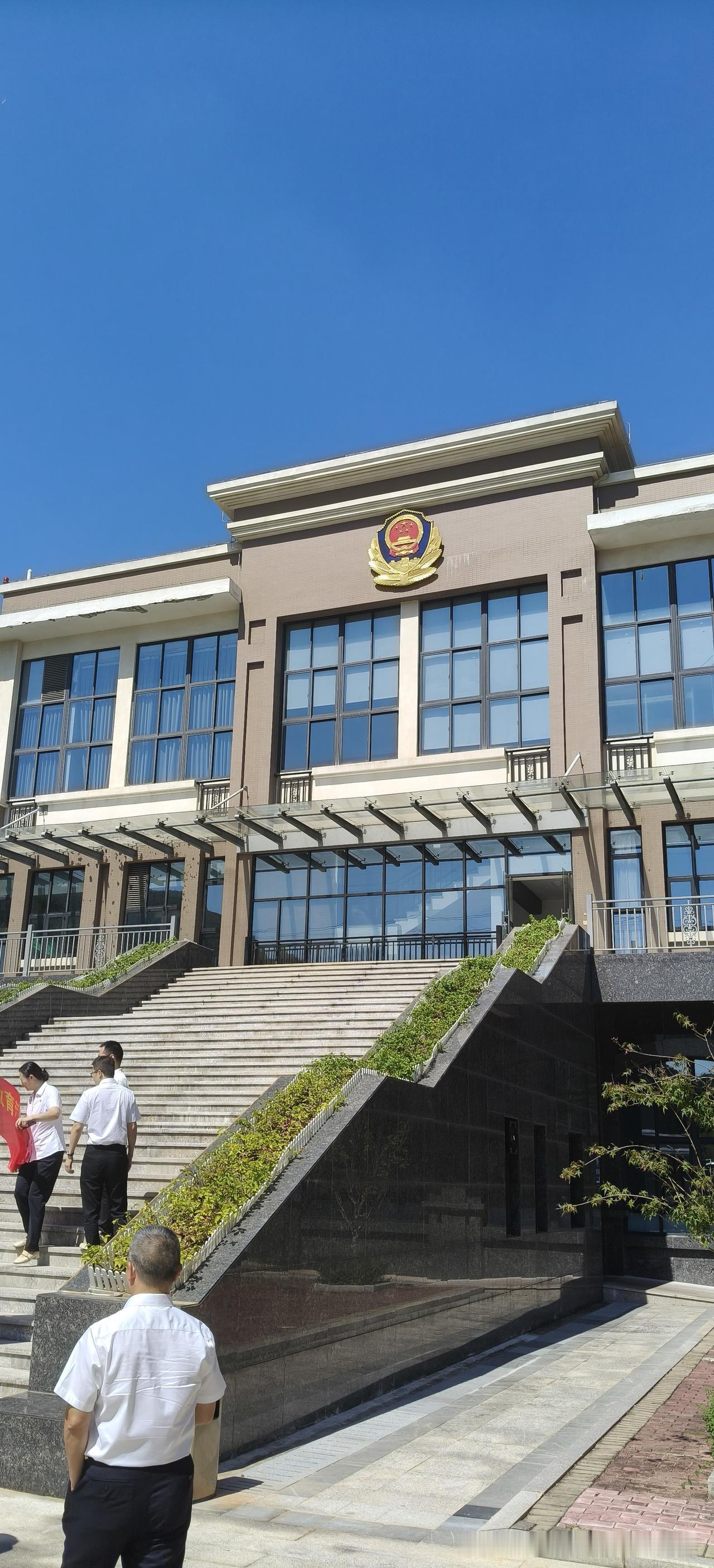 早上去某监狱接受震撼教育。谨记一句话：手莫伸，伸手必被捉，不该触碰的利益绝不能伸