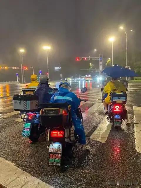 一位社会学家直言戳破：失业后只要往下沉，去摆摊、送外卖、跑网约车这类低门槛行当，