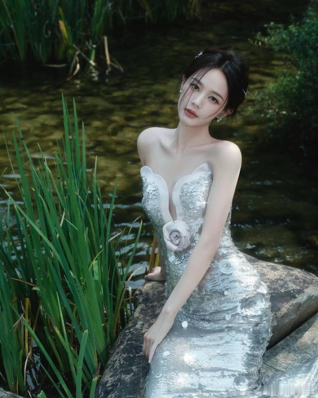 李一桐[超话]   绿野仙踪，银色亮片下的温柔女神！这也太好看了吧，对我眼睛也太