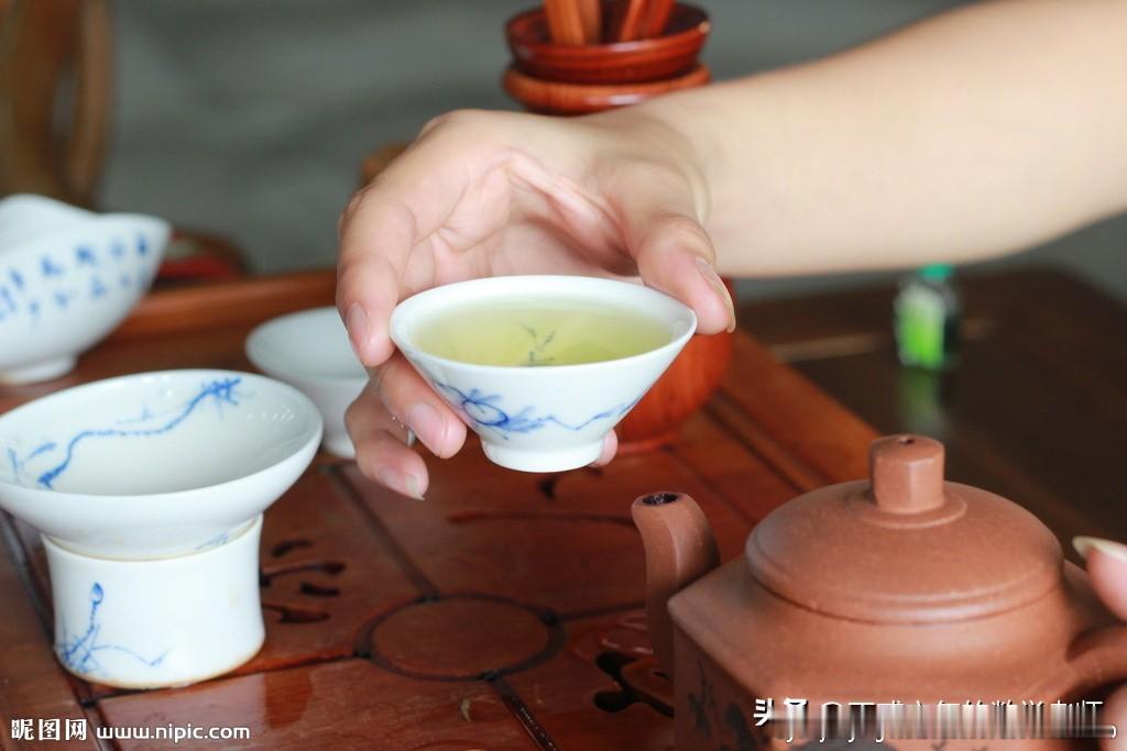你就开开心心过你的日子，少操闲心，少生闷气，该吃吃该喝喝，遇事别往心里搁。
过去