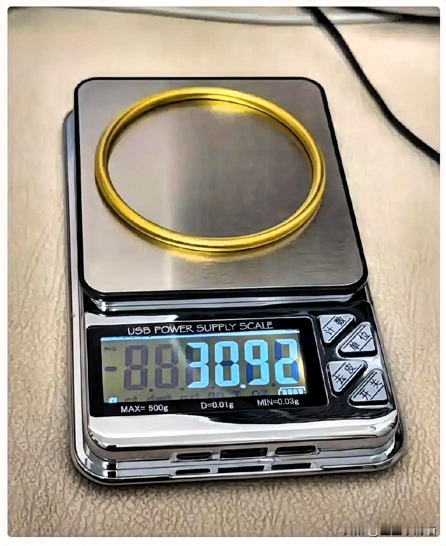 上周我把婆婆送的金镯子给卖了，自己称是28克。

到了回收店，老板用他的秤称出来