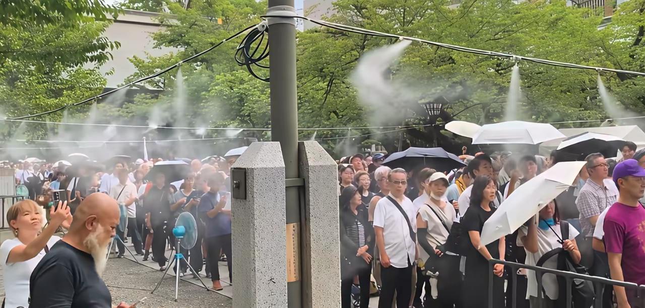 在8.15这天，日本大批民众排长队去参拜“靖国神厕”，里面放有14名甲级战犯和2