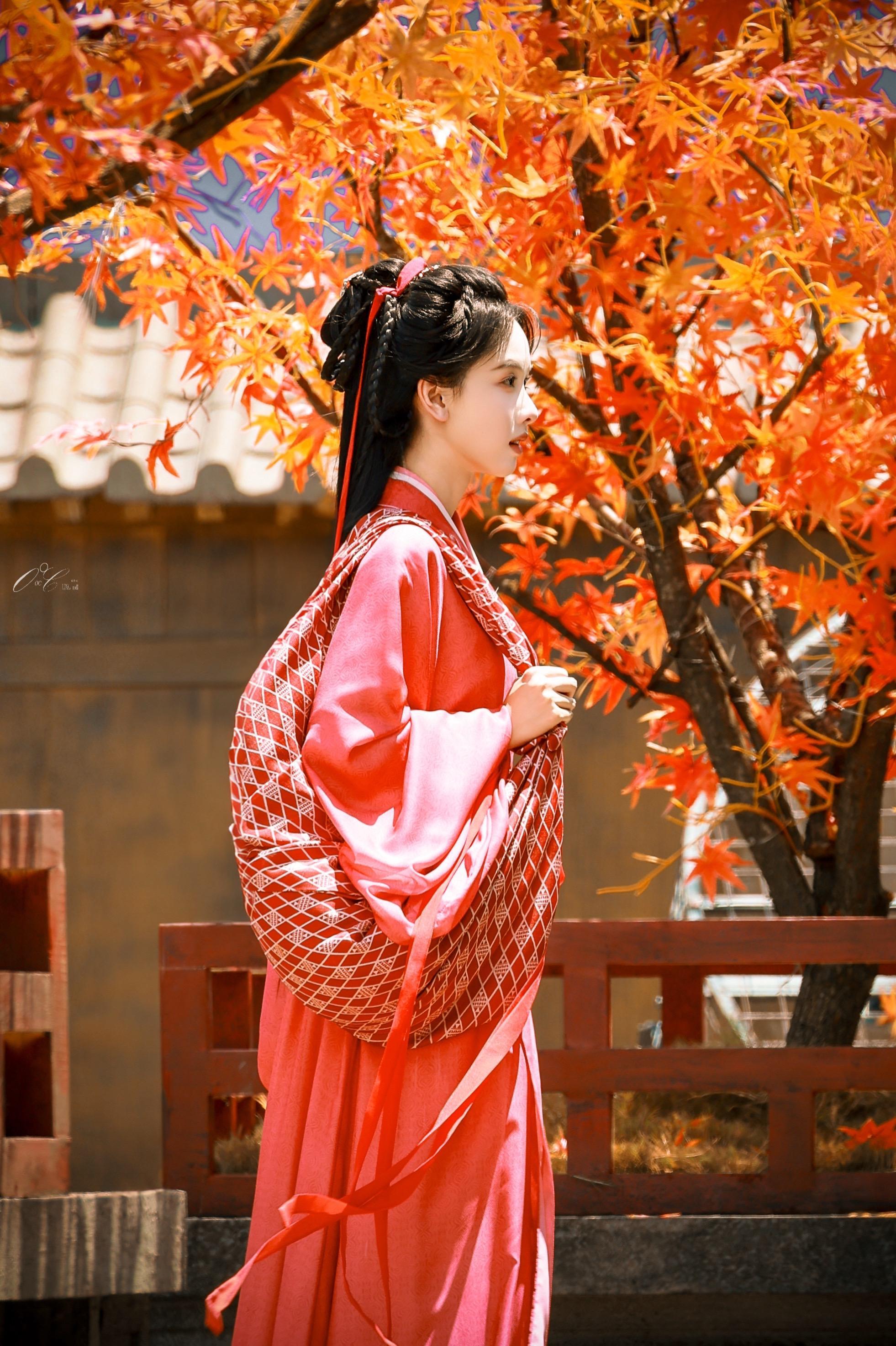 陈都灵30天涨粉超12万半个娱乐圈宣传翘楚 《翘楚》开播即引爆全网，30天狂涨1
