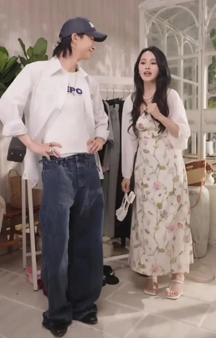 伊能静恩利母子同框
恩利是懂流量的
刚回国，就参与到妈妈工作中来
在直播间与妈妈