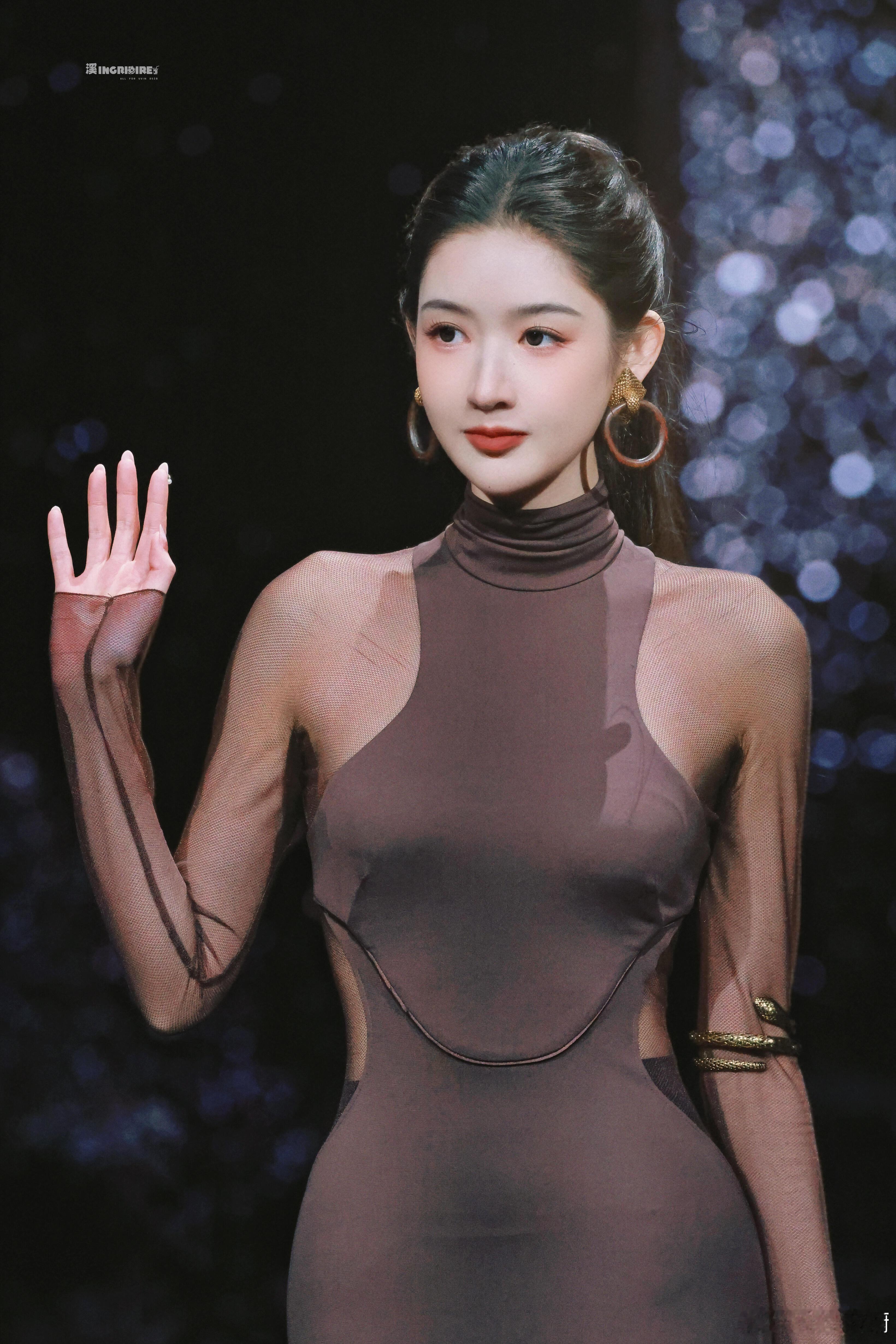 王玉雯的裙子太考验身材了 谁懂啊！王玉雯这一身透纱紧身裙造型，直接把“纯欲天花板