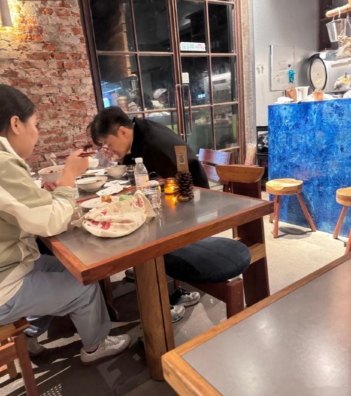 周一围带儿子女儿吃饭这都要视监人家 真的没新闻发了？ ​​​
