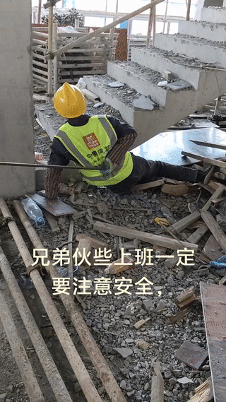 一名农民工在工地干活的时候突发意外事故！
他的后背不慎被一根钢筋扎到，不能动弹！