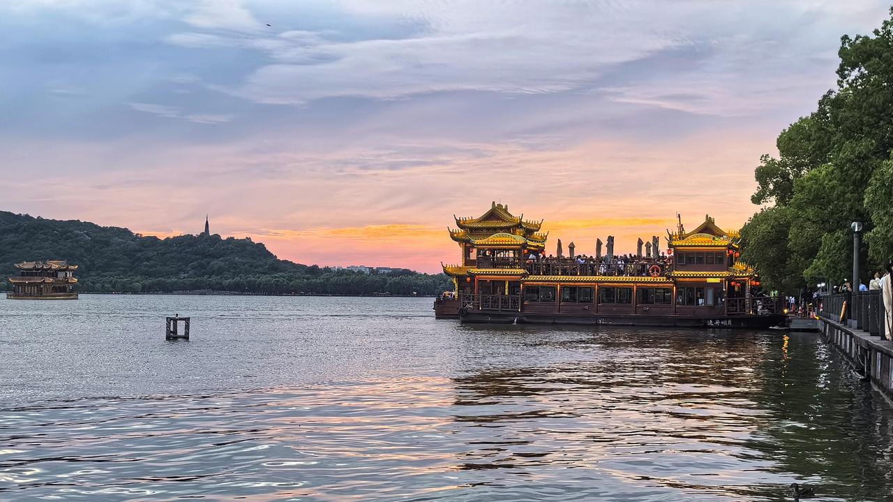 应该允许每个人都不同的看法，但不别挑拨是非，搞地域黑。杭州上海都很美，每天都有大