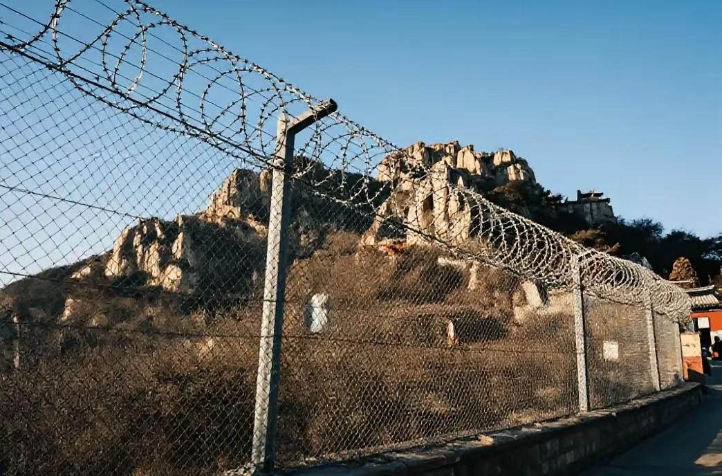 ​泰山斥巨资建135公里刀片式防护隔离网，相关部门的解释是为了森林防火、防驴友任