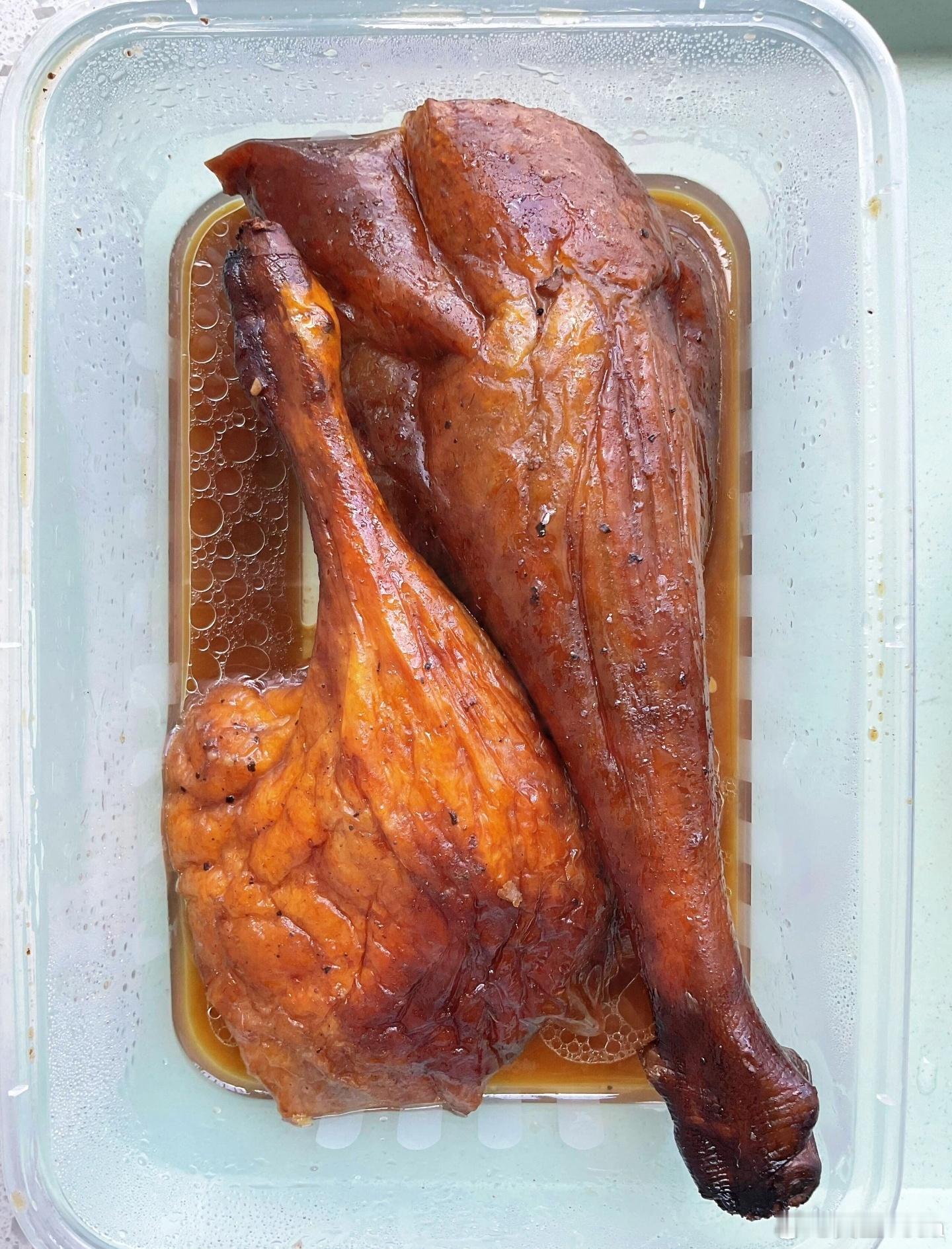 广东烧味，把鸭腿和鹅腿放一起，大家肯定能分出来。但是鸭腿阿姨把鸭腿摊开放重料烧烤