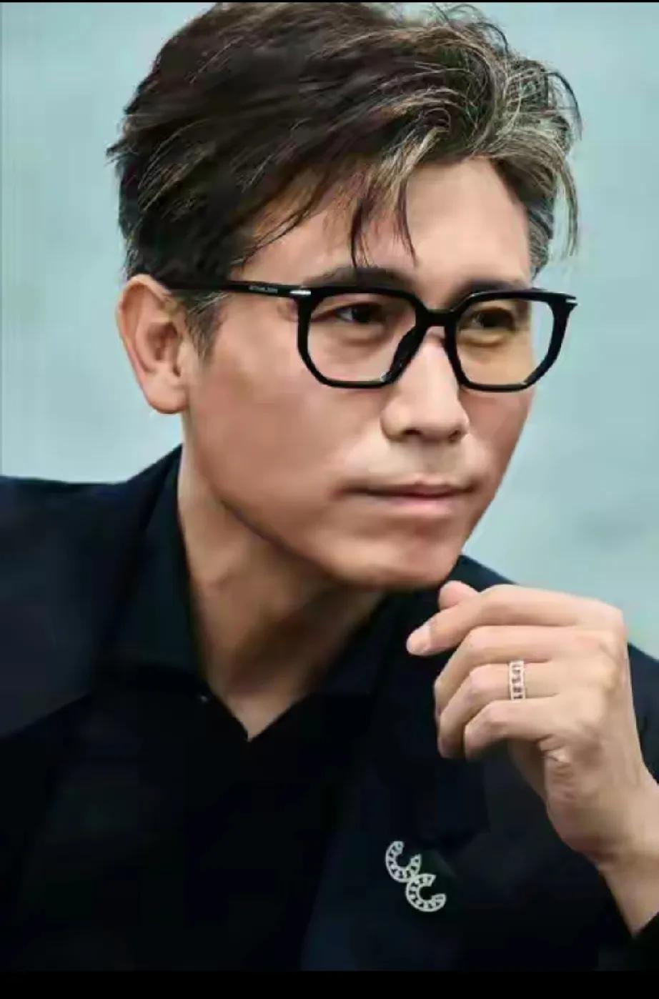 2020年白玉兰奖，李乃文斩获“最佳男主角”，50岁的他终于迎来高光时刻！从自费