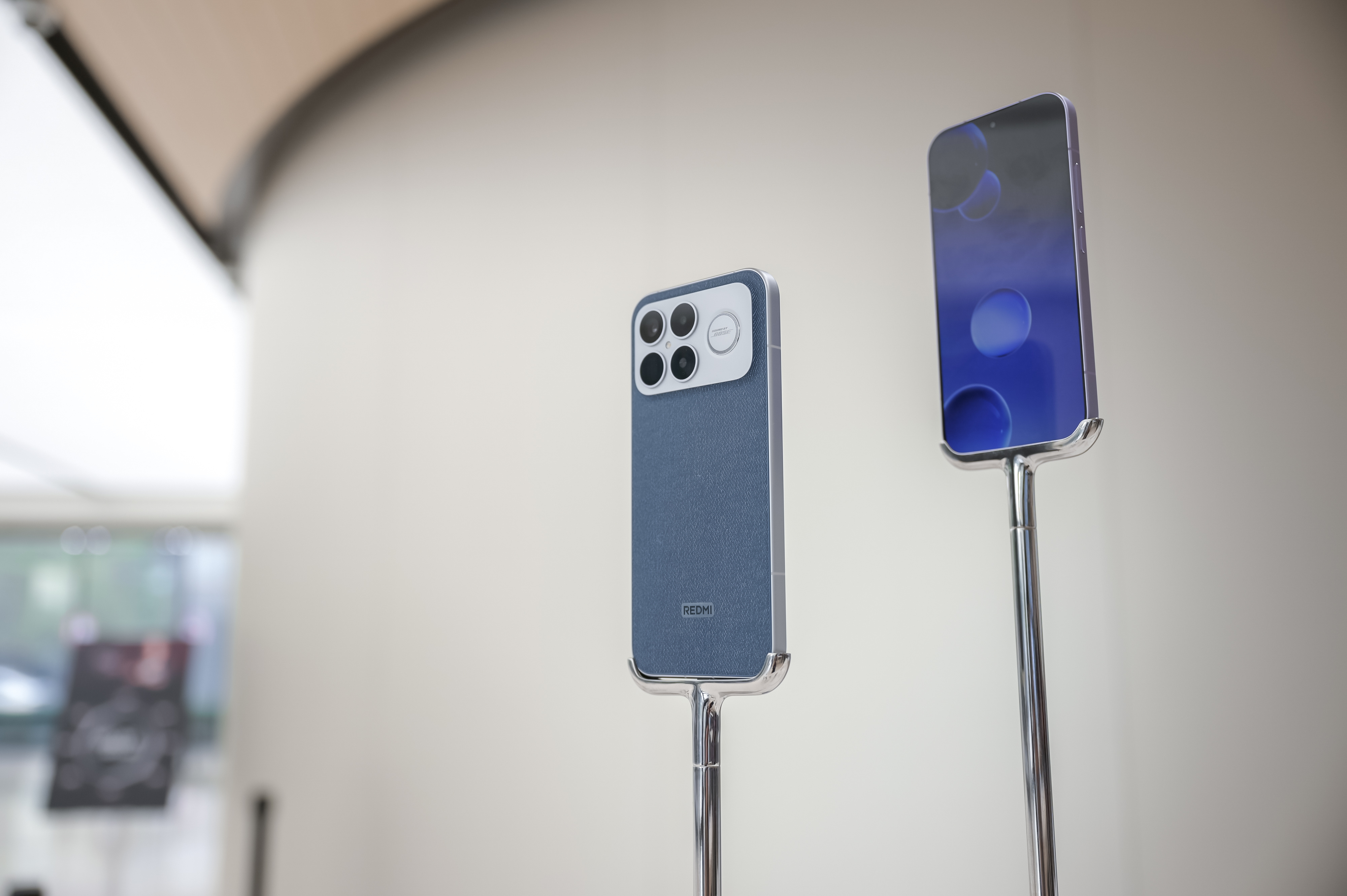 防水大满贯特别是牛仔风格的「丹宁色」，采用最新一代的科技纳米皮材质，超防水，不怕