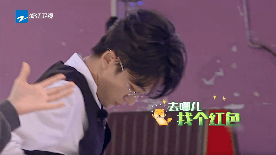 #黄子弘凡真没把我们当外人# 黄子弘凡你真是不见外！找不到红色的东西，直接把红内