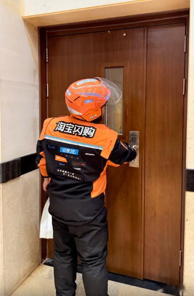 闪购百万稳定骑手已免费换新装闪购骑士的新制服也太拉风了吧，版型利落像赛车服，忍不