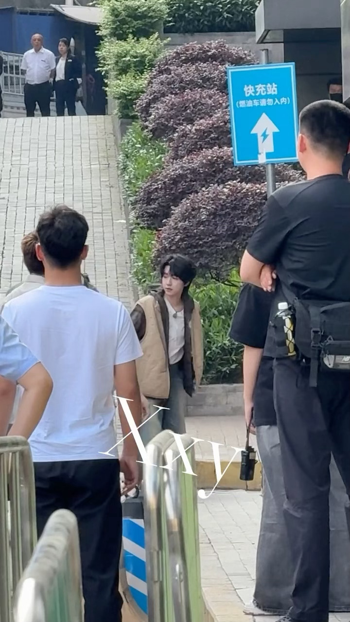 哇 竟然回了长江国际贺峻霖回了长江国际贺峻霖现身长江国际