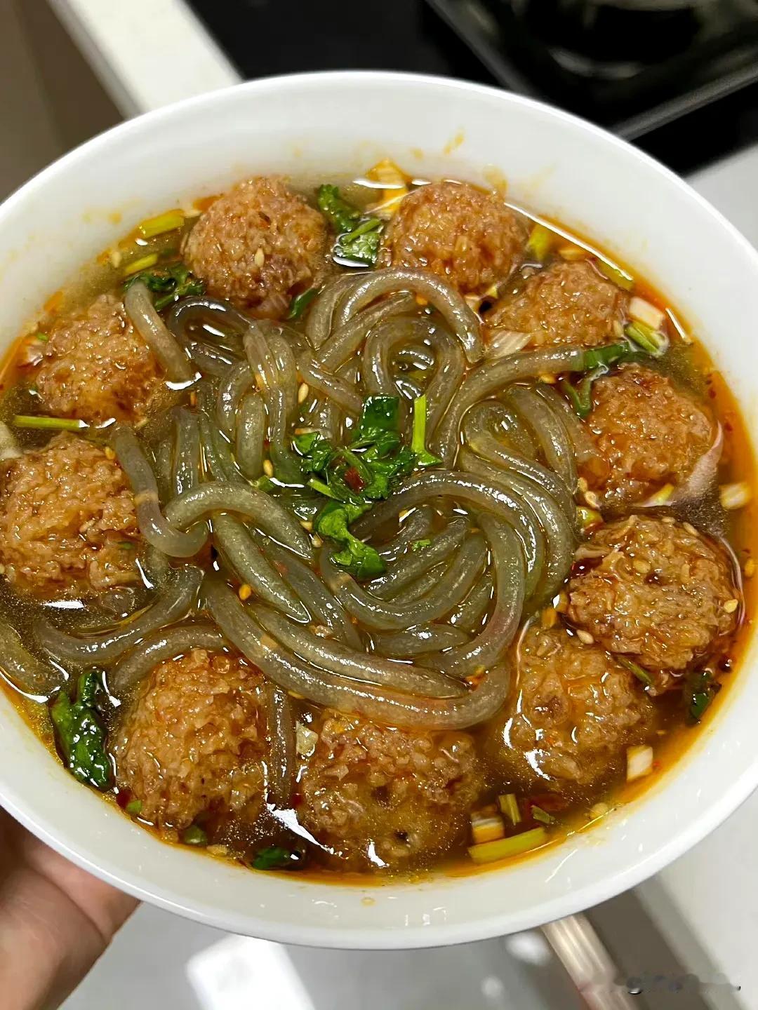 🥘粉条丸子汤，美味超简单！😋

宝子们，一定要试试这道粉条丸子汤～😍炸过的
